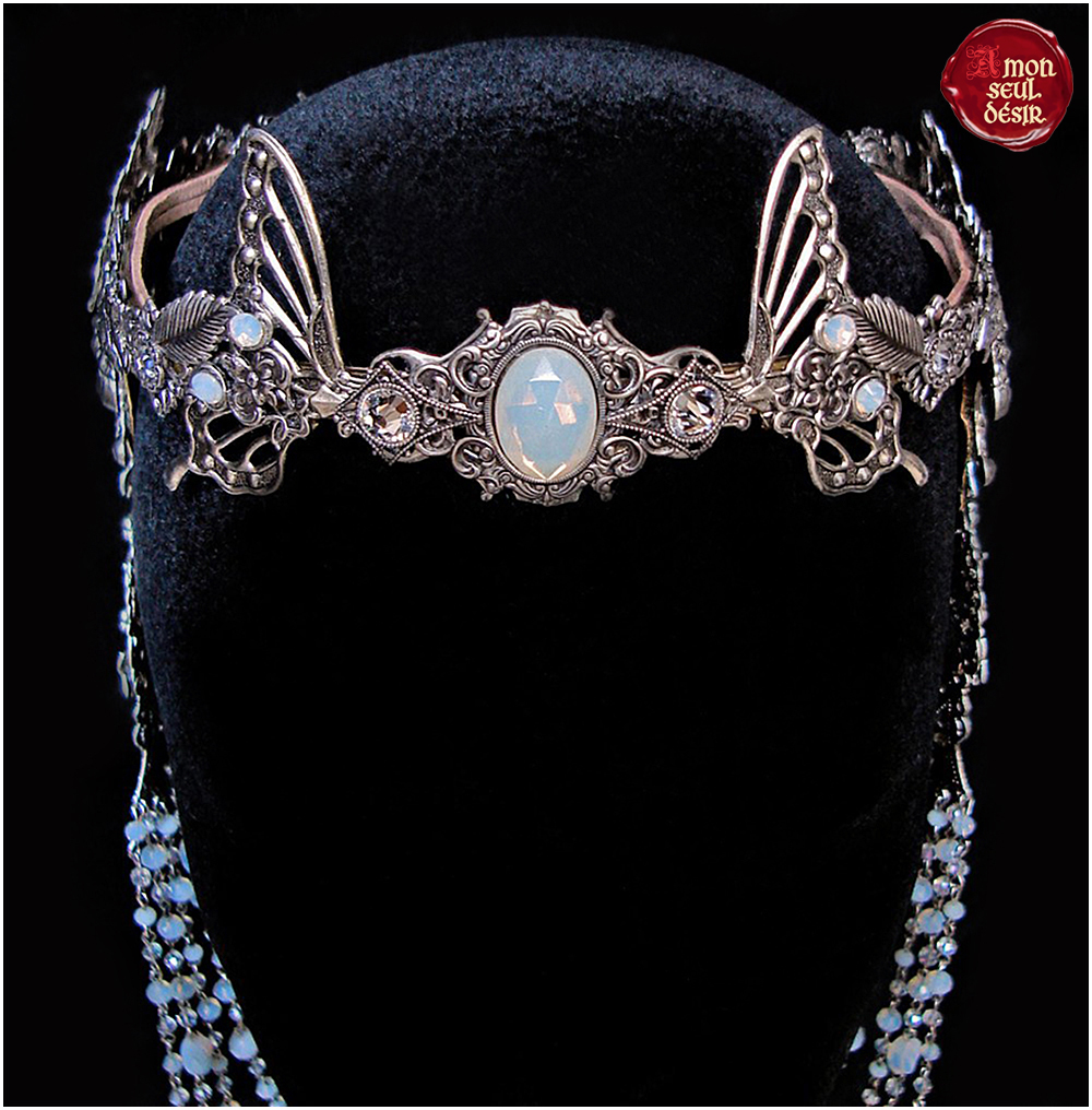 Une couronne féerique avec des ailes de papillon